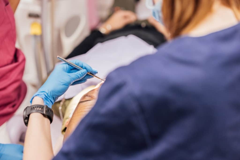 dentiste examinant les dents d'un patient