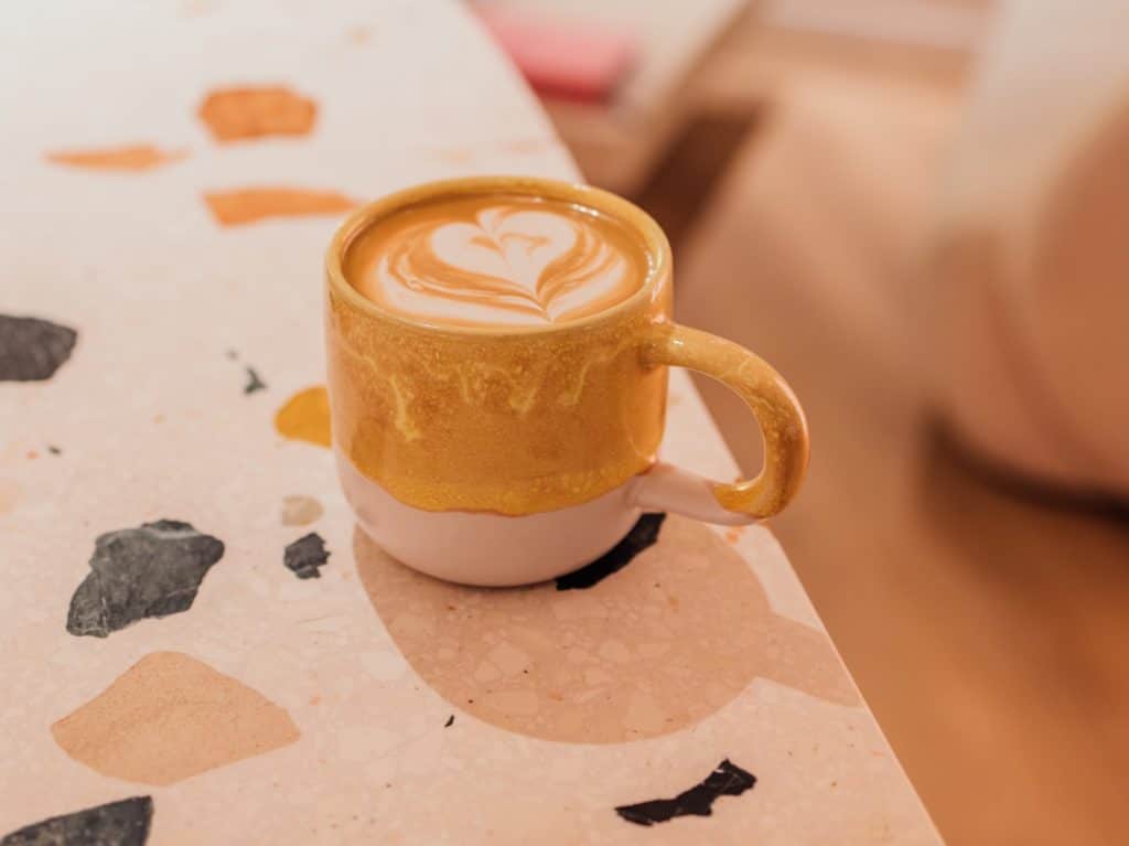 Tasse de café posée sur une table